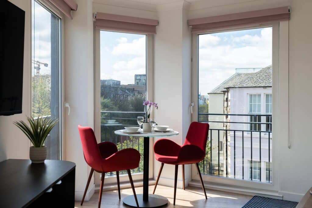 Eettafel met uitzicht op het landschap in het appartement met één slaapkamer in PREMIER SUITES Edinburgh Fountain Court